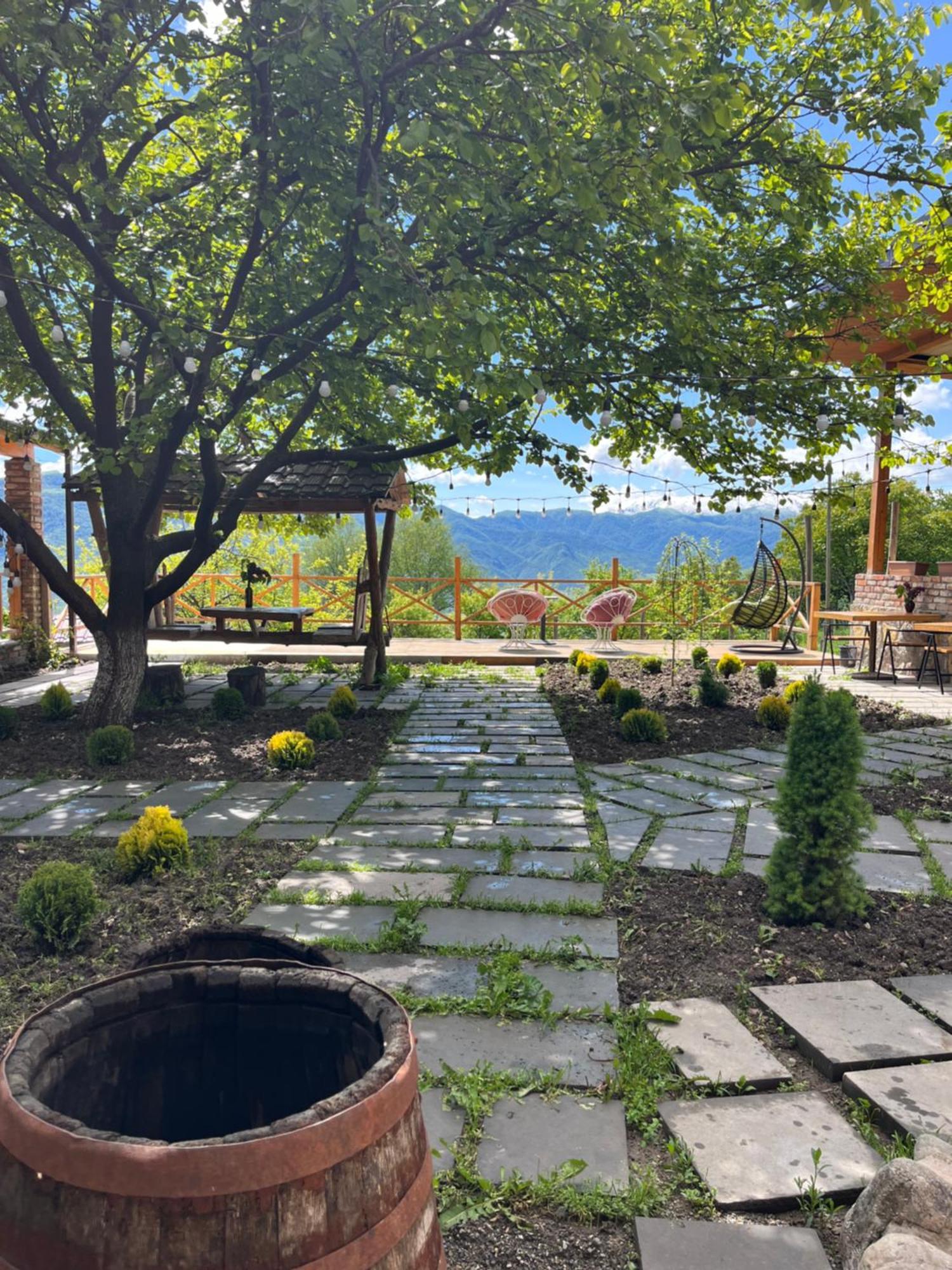 Berkri Gastro Yard & Guest House Yenokavan Extérieur photo